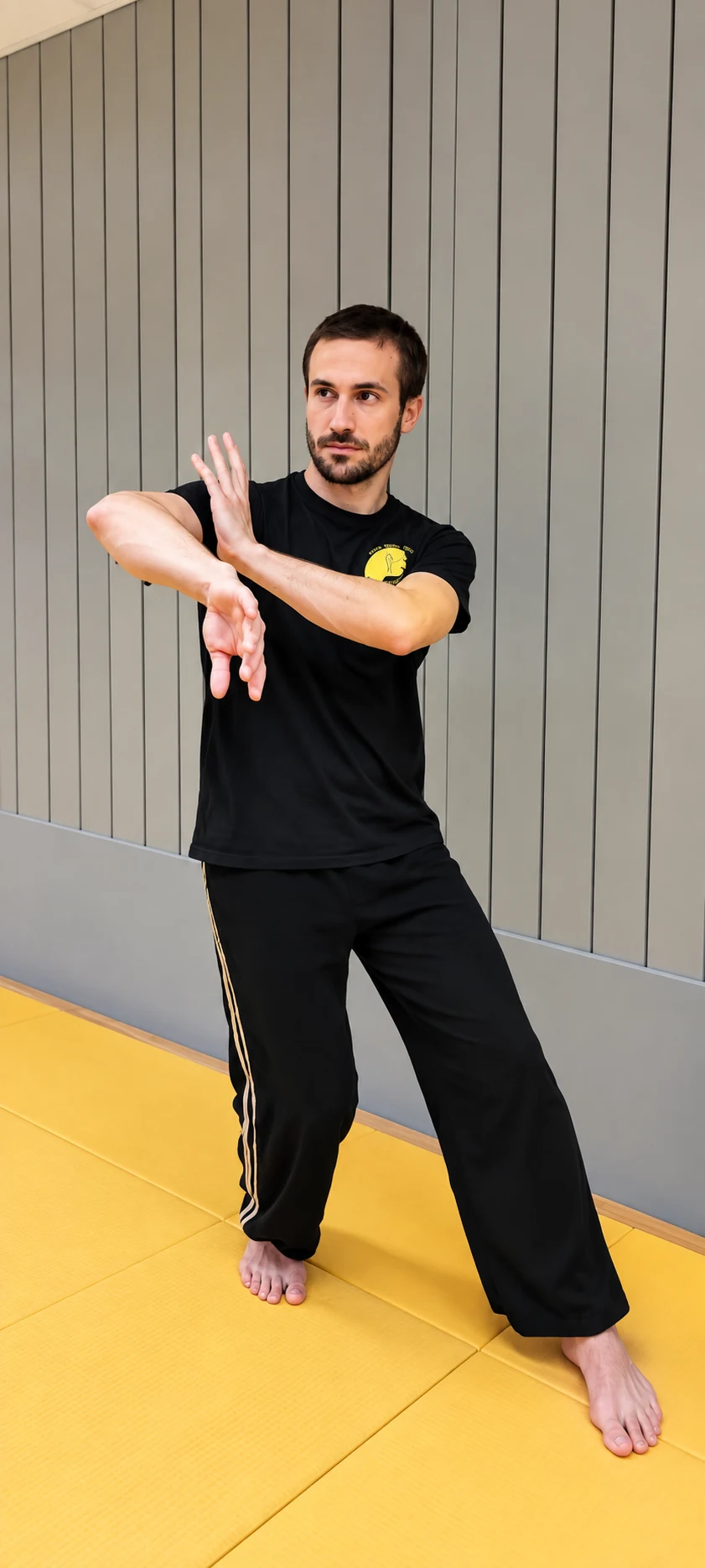 Sihing Bazin Ijhal en una posición de Wing Chun en la sala de entrenamiento.