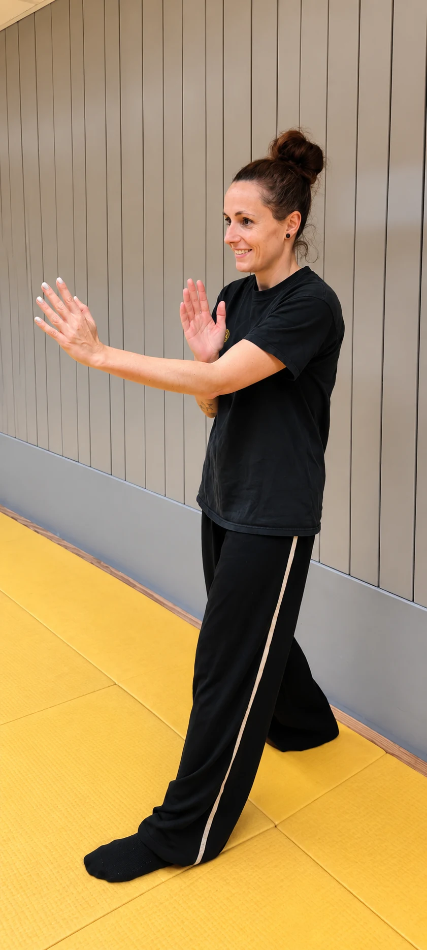 Sifu Verdicq Morgane en una posición de Wing Chun, con las manos en movimiento.