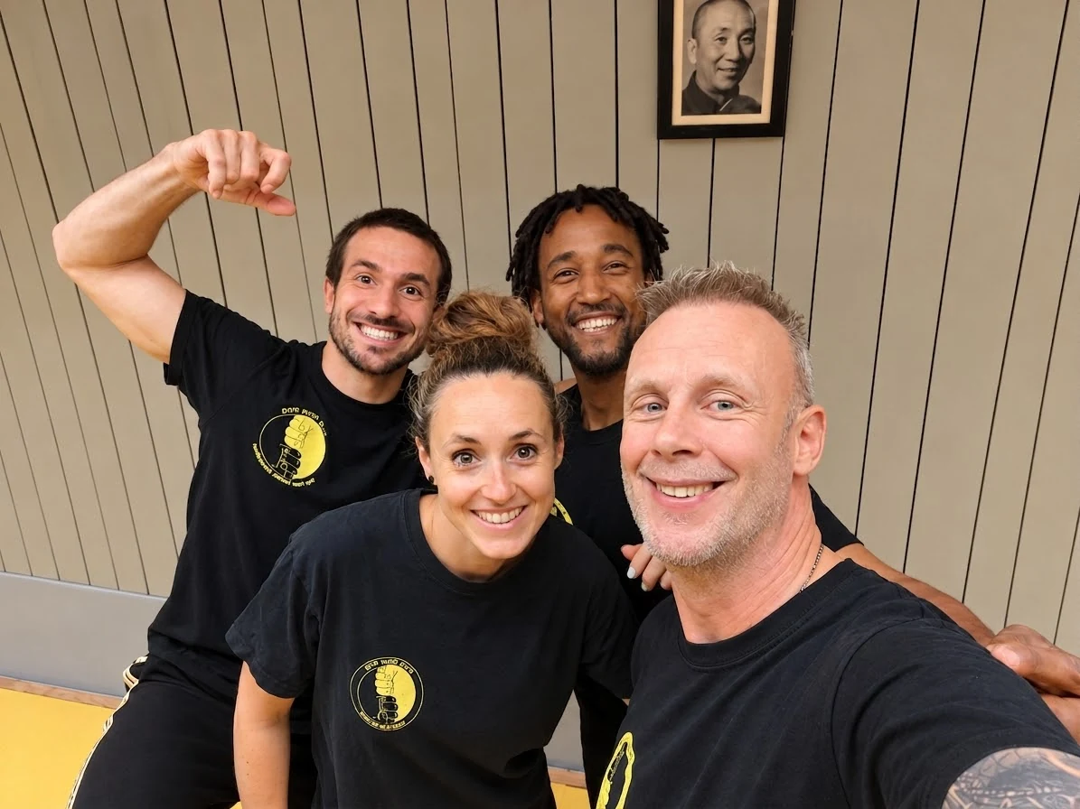 Selfi de grupo divertido de Sifu De Beil con Morgane, Many e Ijhal en la sala de Wing Chun.