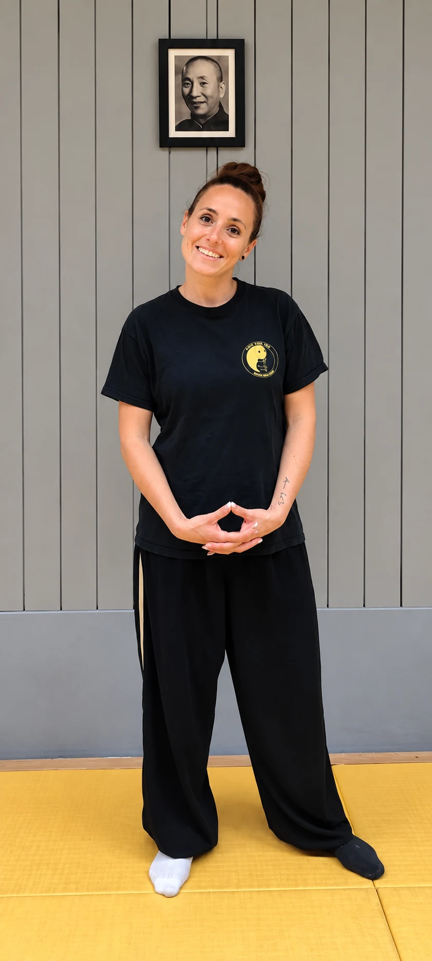 Retrato natural de cuerpo entero de Sifu Verdicq Morgane en la sala de Wing Chun.