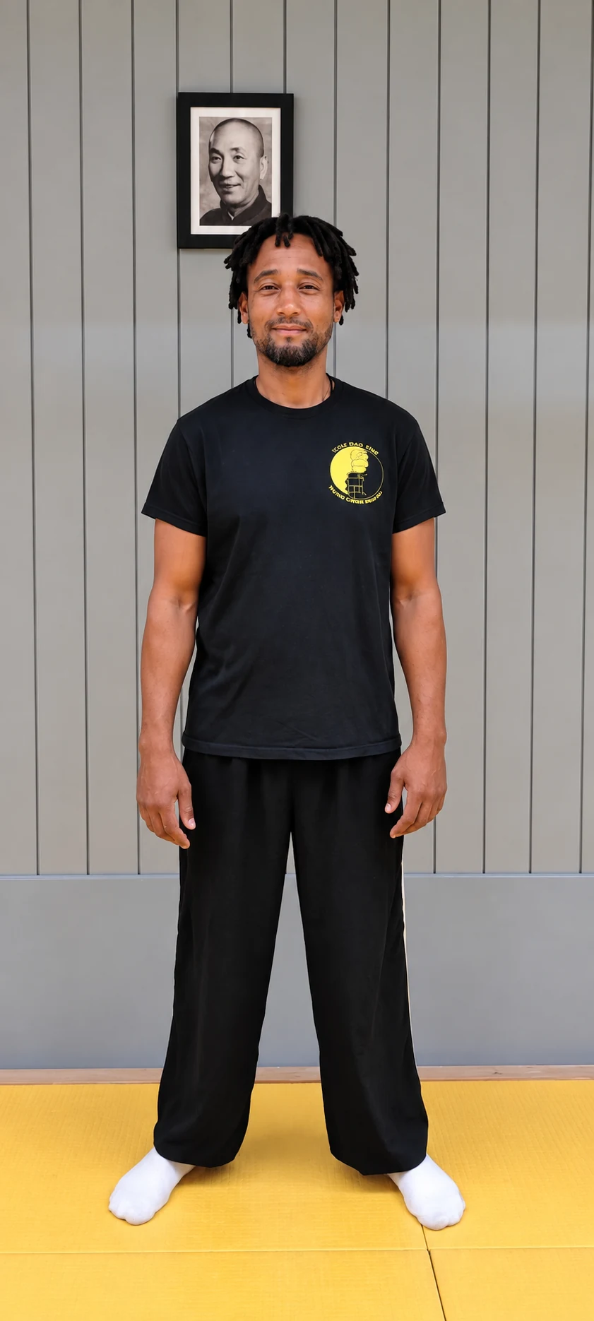 Retrato natural de Sifu Manyrambona Yves, conocido como Many, en la sala de Wing Chun.