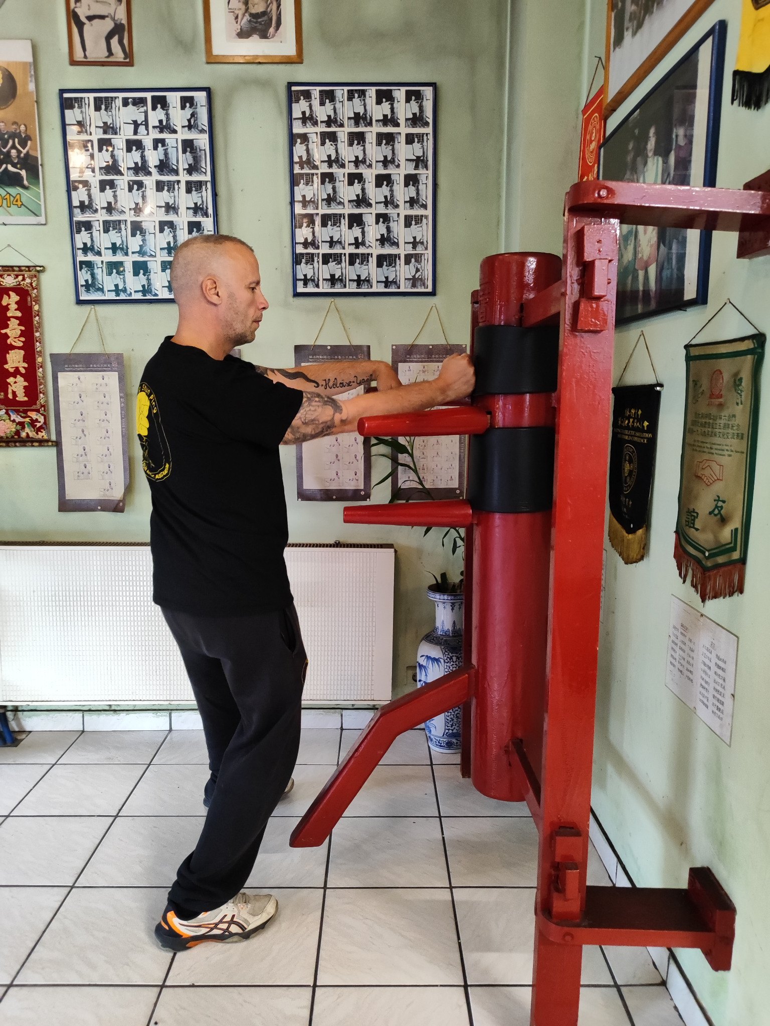Sifu De Beil pratiquant au mannequin de bois Muk Yan Jong