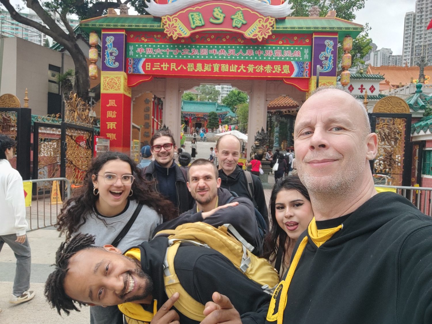 Photo de groupe devant le temple Man Mo en 2025